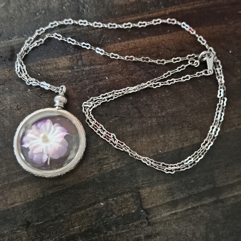 🍿CLEARANCE🍿Avon Costume Silver Floral Pendant Necklace